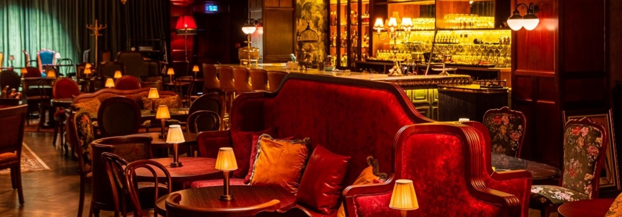 Elegant restaurantinterieur met een loungeruimte