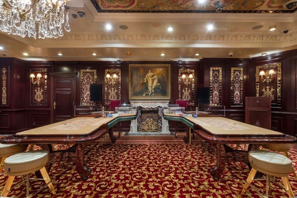 Sfeervolle casinozone met ontspanningsruimte